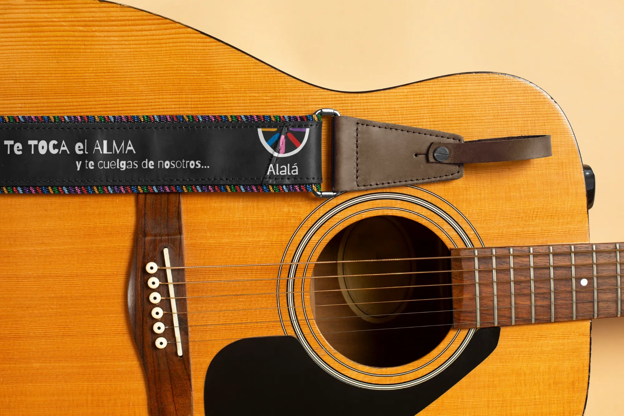 Correa de guitarra de Alalá con el lema Te toca el alma