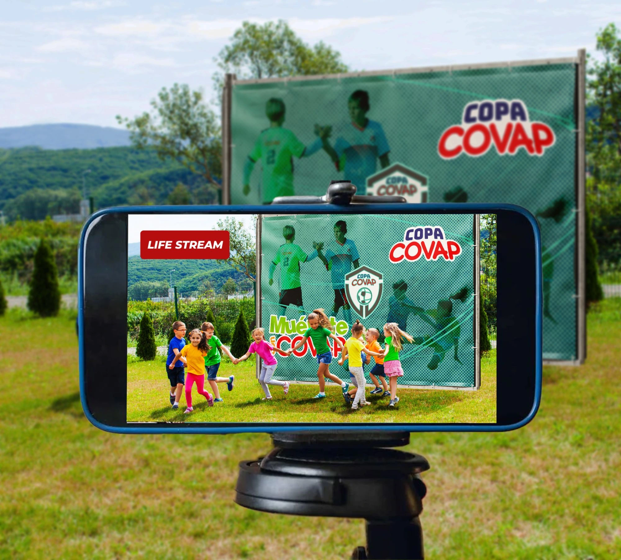 Fotomontaje del directo de la Copa COVAP con la lona en el campo