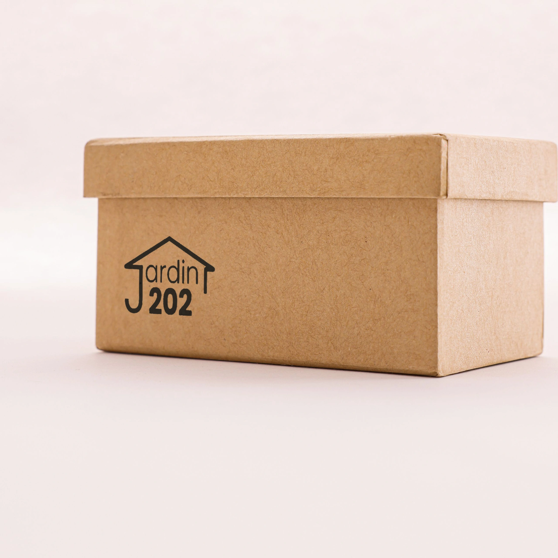 Caja de cartón kraft con el logotipo de Jardin202